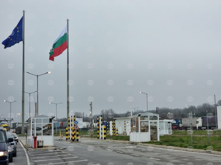 Няма опасност за граничния пункт „Лесово” от горящия в турска страна пожар, съобщи областният управител на Ямбол