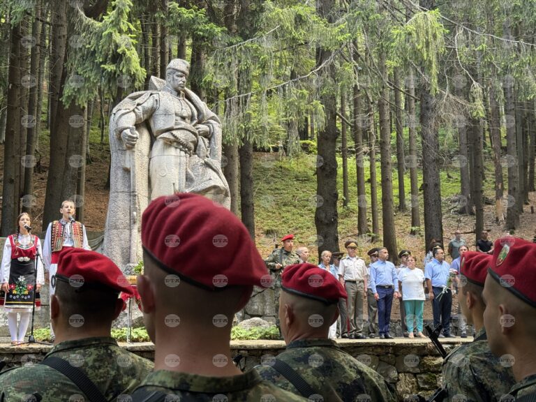С поднасяне на цветя, военен ритуал и историческа възстановка отбелязаха паметта на Хаджи Димитър в подножието на връх "Бузлуджа"