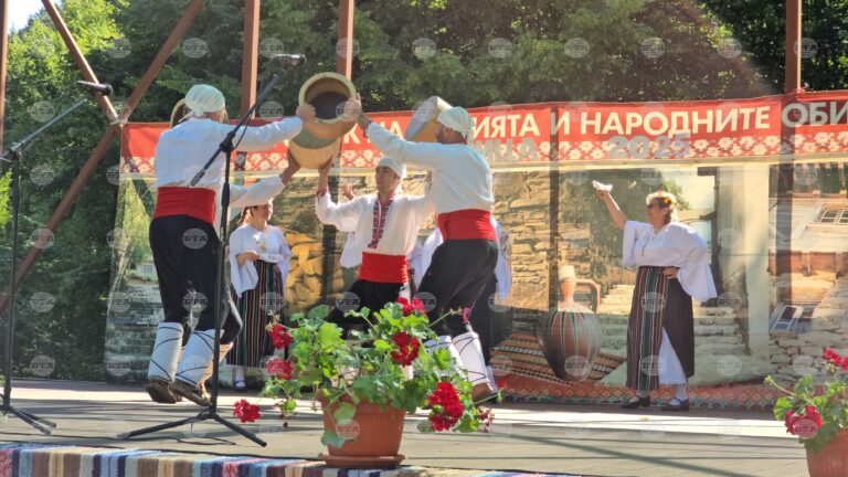 Над 1000 самодейци от 40 читалища участват в 17-ото издание на празника на народния обичай и автентичната носия в тетевенското село Рибарица