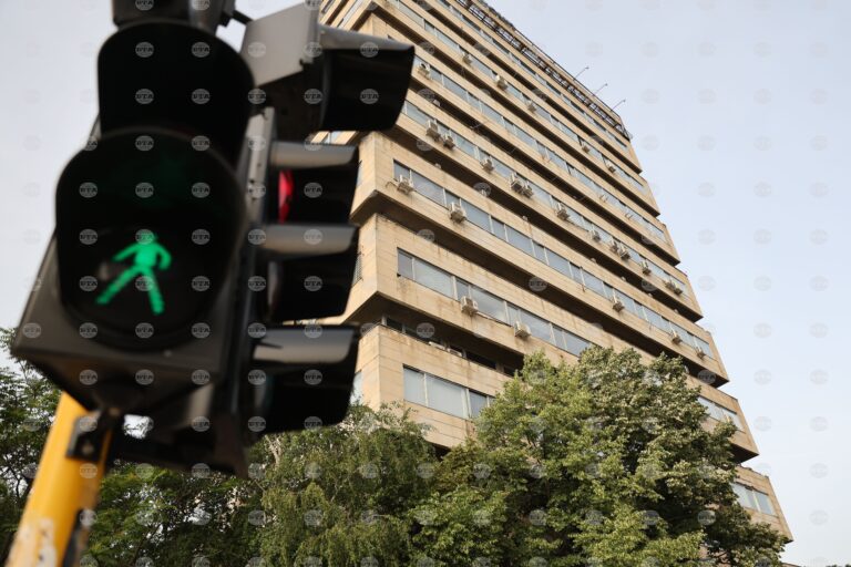 Започна подмяна на светофарната уредба на площад „Свобода“ в Свищов