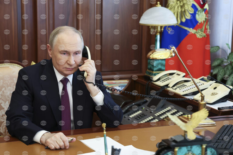 Владимир Путин разговаря по телефона със свои партньори преди евентуална среща на върха с президента на САЩ Доналд Тръмп