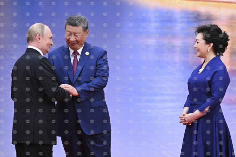 Си Цзинпин и Владимир Путин демонстрират единство срещу Запада на срещата на върха на ШОС